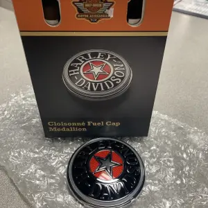 HARLEY DAVIDSON RED STAR FUEL GAS CAP MEDALLION  SOFTAIL FLSTS & SOME TOURING